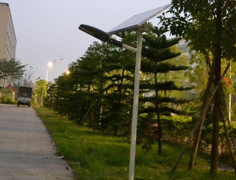 Hot Selling Waterproof IP65 Solar 40W Led Street Lamp With Sensetive PIR